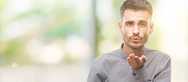 Junger Hipster Mann Der Die Kamera Blickt Und Einen Kuss — Stockfoto