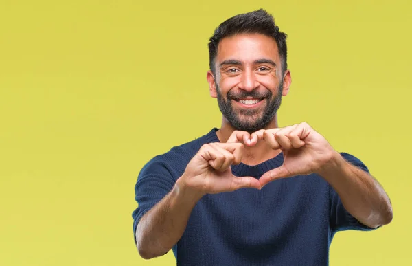 Volwassen Spaanse Man Geïsoleerde Achtergrond Glimlachend Liefde Met Hartsymbool Vorm — Stockfoto