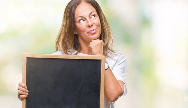 Medelåldern Spansktalande Kvinna Anläggning Blackboard Över Isolerade Bakgrund Allvarligt Ansikte — Stockfoto
