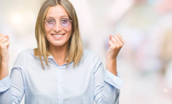 Mujer Hermosa Joven Con Gafas Sol Sobre Fondo Aislado Celebrando — Foto de Stock