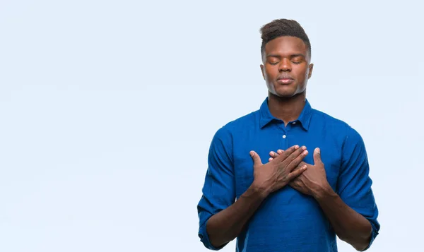 Joven Afroamericano Sobre Fondo Aislado Sonriendo Con Las Manos Pecho — Foto de Stock