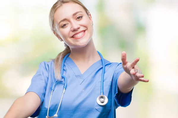 Mladá Blondýna Chirurg Doktor Žena Izolované Pozadí Pohledu Kameru Otevřenou — Stock fotografie