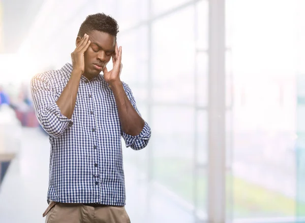 Hombre Afroamericano Joven Con Camisa Azul Con Mano Cabeza Para — Foto de Stock