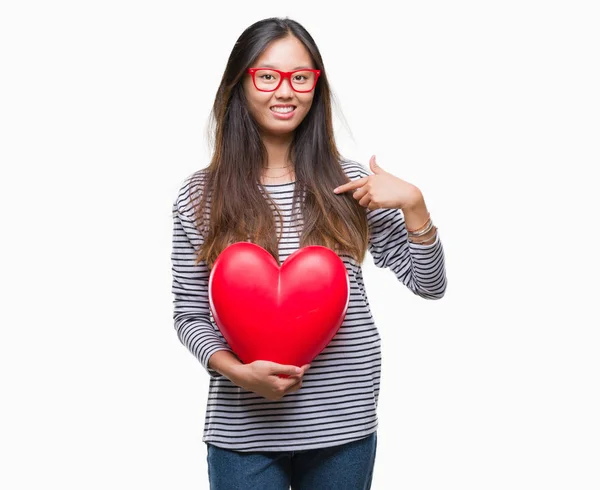 Junge Asiatische Verliebte Frau Hält Leseherz Über Isoliertem Hintergrund Mit — Stockfoto