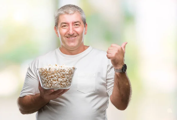 Schöner Älterer Mann Der Popcorn Über Isoliertem Hintergrund Isst Und — Stockfoto