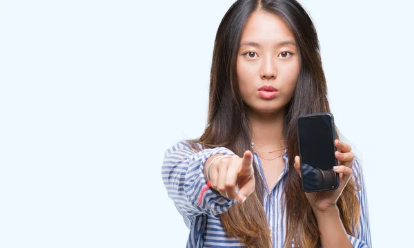 Junge Asiatin Zeigt Leeren Bildschirm Des Smartphones Über Isoliertem Hintergrund — Stockfoto