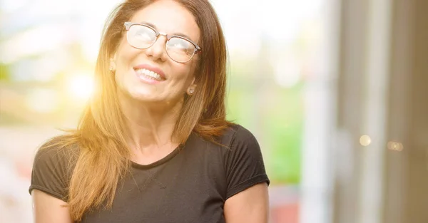 Mulher Meia Idade Vestindo Camisa Preta Óculos Pensando Olhando Para — Fotografia de Stock
