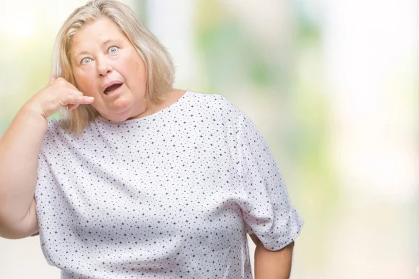 Üst düzey artı boyutu kafkas kadın yapıyor gülümseyen izole arka plan üzerinde telefon hareketi ile el ve parmak telefonda konuşuyor gibi. Kavramları iletişim.