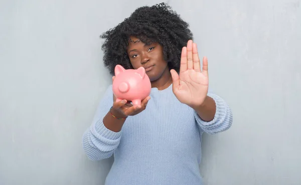Fiatal Afrikai Amerikai Piggy Bank Holding Szürke Grunge Falon Nyitott — Stock Fotó