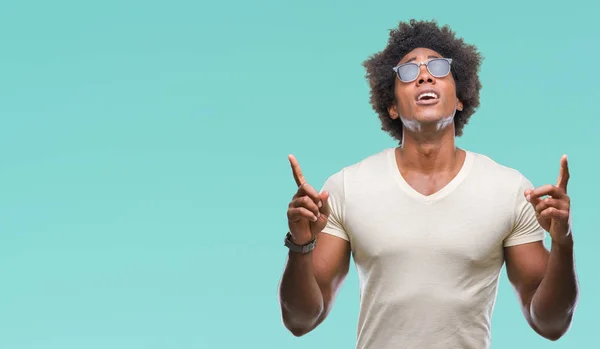 Hombre Afroamericano Con Gafas Sol Sobre Fondo Aislado Asombrado Sorprendido — Foto de Stock