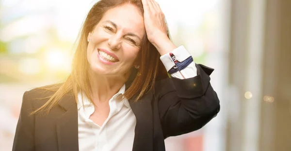 Mujer Mediana Edad Con Chaqueta Aterrorizada Nerviosa Expresando Ansiedad Gesto —  Fotos de Stock