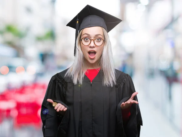 Unga Blonda Kvinnan Bär Graduate Uniform Över Isolerade Bakgrund Rädd — Stockfoto