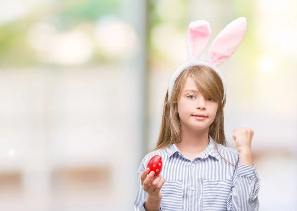 Νεαρή Ξανθιά Παιδί Φορώντας Πάσχα Λαγουδάκι Αυτιά Ουρλιάζοντας Περήφανος Και — Φωτογραφία Αρχείου
