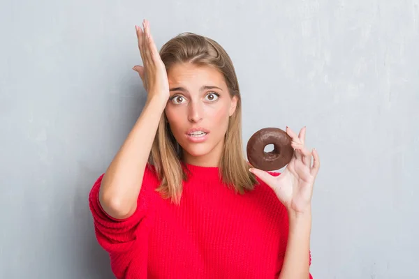 Hermosa Mujer Joven Sobre Pared Gris Grunge Comer Donut Chocolate —  Fotos de Stock