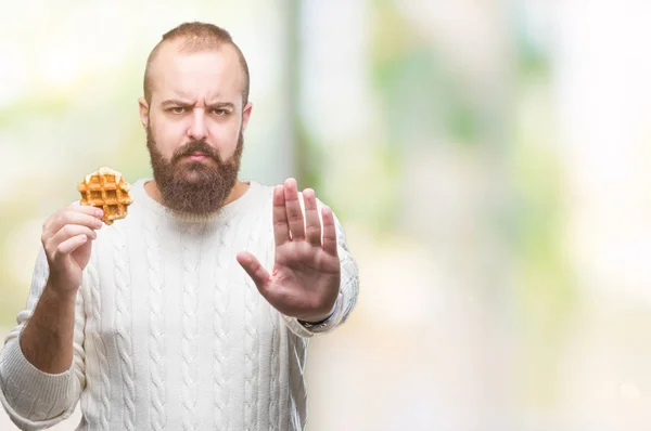 Jeune Homme Hipster Caucasien Mangeant Gaufre Sucrée Sur Fond Isolé — Photo