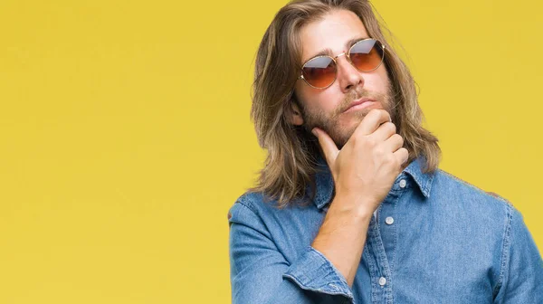 Homem Bonito Jovem Com Cabelos Longos Usando Óculos Sol Sobre — Fotografia de Stock