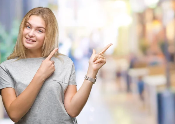 Joven Mujer Caucásica Sobre Fondo Aislado Sonriendo Mirando Cámara Apuntando — Foto de Stock