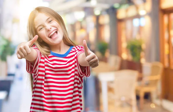 Giovane Bella Ragazza Sfondo Isolato Approvando Facendo Gesto Positivo Con — Foto Stock