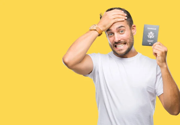 Junger Gutaussehender Mann Mit Pass Der Vereinigten Staaten Über Isoliertem — Stockfoto