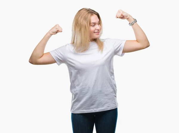 年轻的白种女人在孤立的背景显示手臂肌肉微笑自豪 健身理念 — 图库照片
