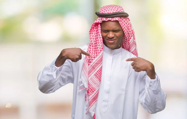 Giovane Uomo Africano Arabo Indossa Keffiyeh Tradizionale Sfondo Isolato Guardando — Foto Stock