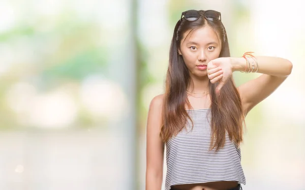 Jovem Asiático Mulher Vestindo Óculos Sol Sobre Isolado Fundo Olhando — Fotografia de Stock