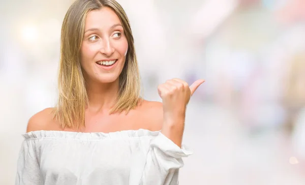 Joven Hermosa Mujer Sobre Fondo Aislado Sonriendo Con Cara Feliz —  Fotos de Stock