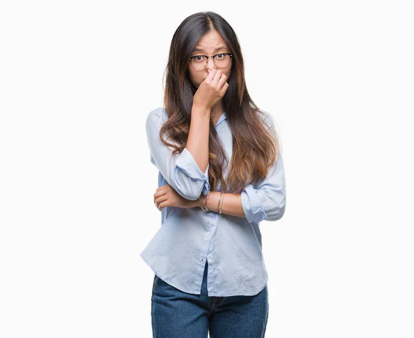 Kobieta Młody Azjatycki Biznes Okularach Białym Tle Pachnący Coś Śmierdzącego — Zdjęcie stockowe
