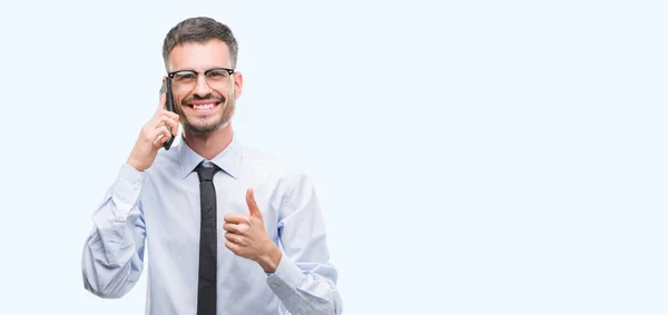 Homem Adulto Negócios Jovem Falando Telefone Feliz Com Grande Sorriso — Fotografia de Stock