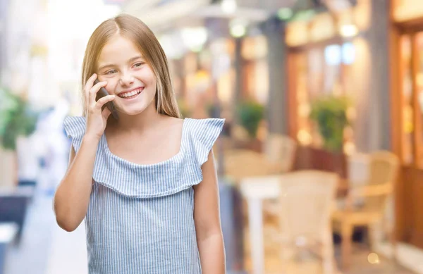 Mooi Meisje Praten Aan Telefoon Geïsoleerde Achtergrond Met Een Blij — Stockfoto