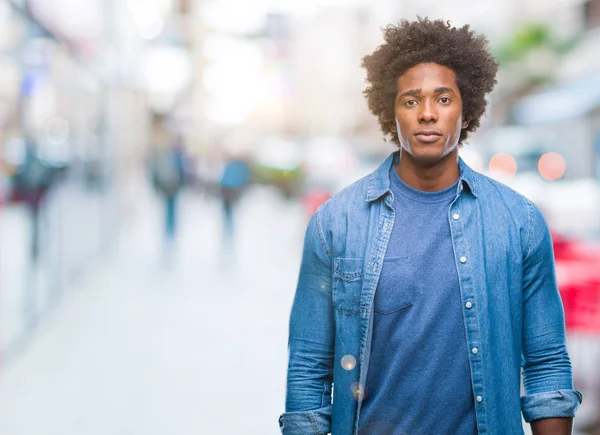 Uomo Afro Americano Sfondo Isolato Con Espressione Seria Sul Viso — Foto Stock
