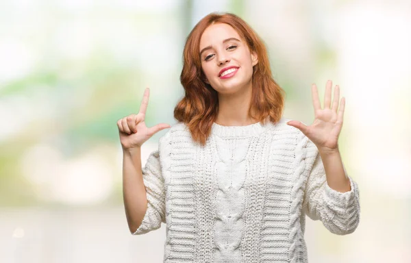 Wanita Muda Cantik Atas Latar Belakang Terisolasi Mengenakan Sweater Musim — Stok Foto