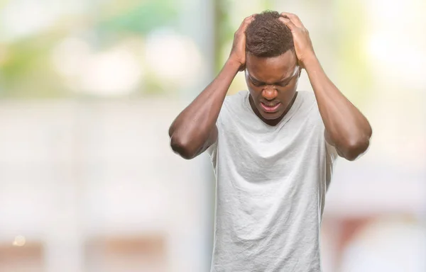 Hombre Afroamericano Joven Sobre Fondo Aislado Que Sufre Dolor Cabeza —  Fotos de Stock