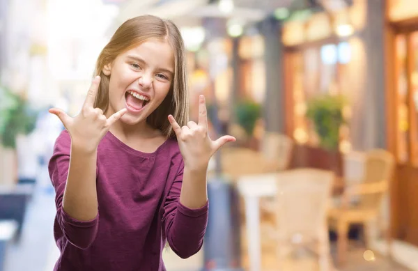年轻美丽的女孩在孤立的背景下大声喊着疯狂的表情做摇滚符号用手 音乐明星 重的概念 — 图库照片