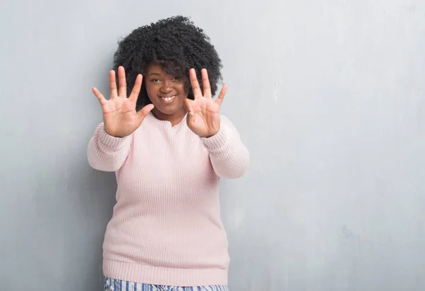 Jonge Afrikaanse Amerikaan Grootte Vrouw Grijs Grunge Muur Dragen Winter — Stockfoto