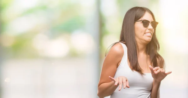 Joven Hermosa Hispana Con Gafas Sol Expresión Disgustada Disgustada Temerosa — Foto de Stock