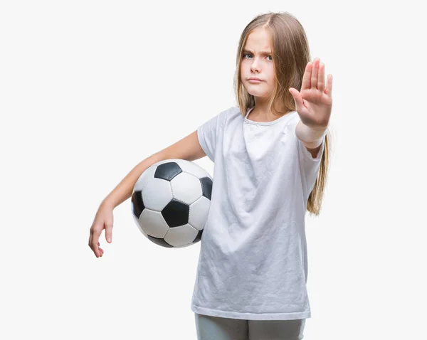 Молодая Красивая Девушка Держит Футбольный Мяч Изолированном Фоне Открытой Рукой — стоковое фото