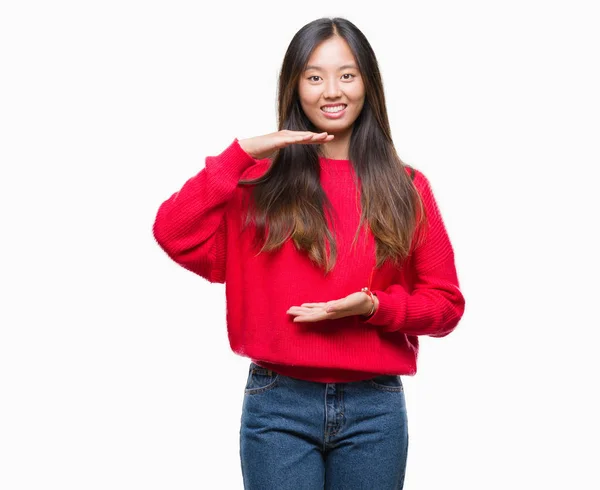 Junge Asiatische Frau Winterpullover Über Isoliertem Hintergrund Gestikulierend Mit Händen — Stockfoto