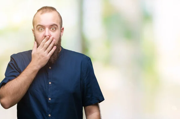 Giovane Uomo Hipster Caucasico Sfondo Isolato Scioccato Coprendo Bocca Con — Foto Stock