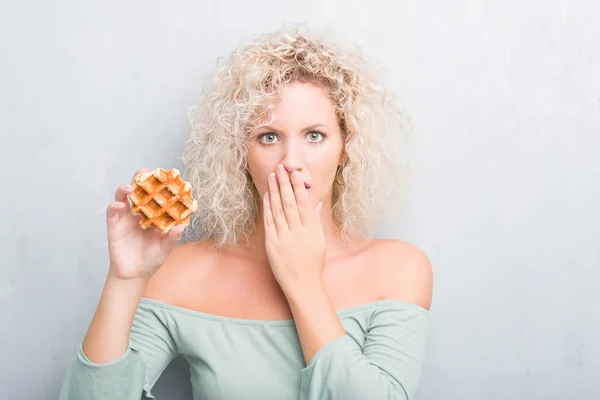 Joven Rubia Sobre Fondo Gris Grunge Comiendo Gofres Belgas Cubrir — Foto de Stock