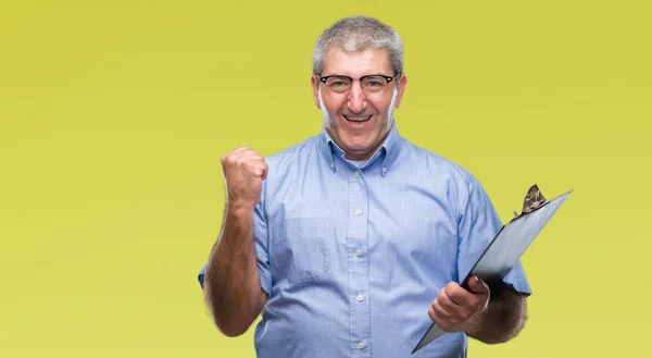 Bonito Inspetor Sênior Homem Segurando Prancheta Sobre Fundo Isolado Gritando — Fotografia de Stock