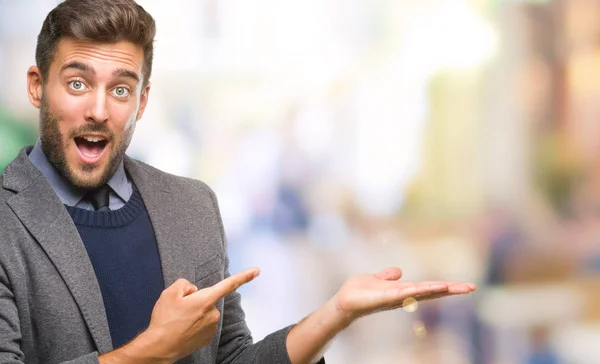 Joven Hombre Negocios Guapo Sobre Fondo Aislado Sorprendido Sonriendo Cámara —  Fotos de Stock