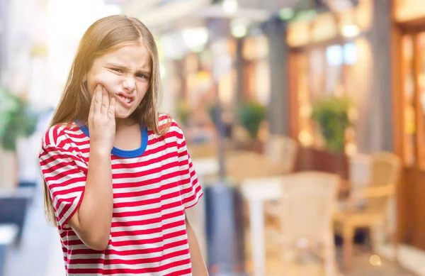 歯痛や歯の歯科病気のため痛みを伴う式で手で口に触れて分離の背景の上の美しい少女 歯医者コンセプト — ストック写真
