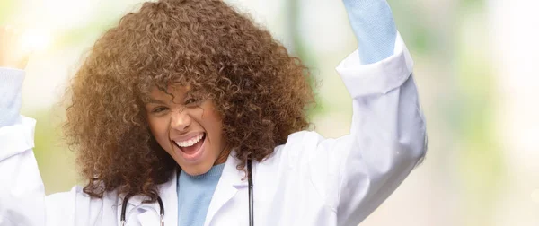 Žena Africký Americký Lékař Zdravotník Pracující Šťastný Nadšený Oslavující Vítězství — Stock fotografie