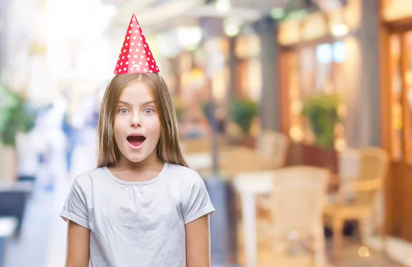 Mooi Meisje Verjaardag Glb Dragen Geïsoleerde Achtergrond Bang Geschokt Met — Stockfoto