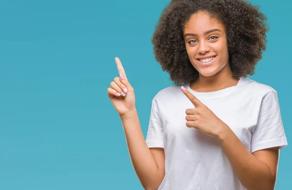 Young Afro American Woman Isolated Background Smiling Looking Camera Pointing — Stock Photo, Image