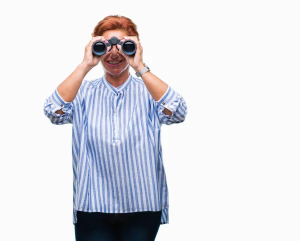 高级白种人妇女通过双筒望远镜在孤立的背景 一个快乐的脸站着 面带微笑 自信的微笑显示牙齿 — 图库照片