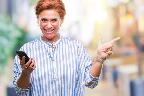 Atrractive Anziano Caucasico Rossa Donna Sms Utilizzando Smartphone Sfondo Isolato — Foto Stock