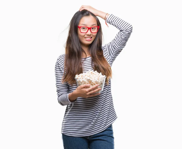 Giovane Donna Asiatica Mangiare Popcorn Sfondo Isolato Stressato Con Mano — Foto Stock