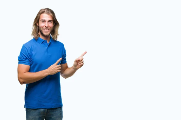 Jonge Knappe Man Met Lange Haren Geïsoleerde Achtergrond Glimlachen Kijken — Stockfoto